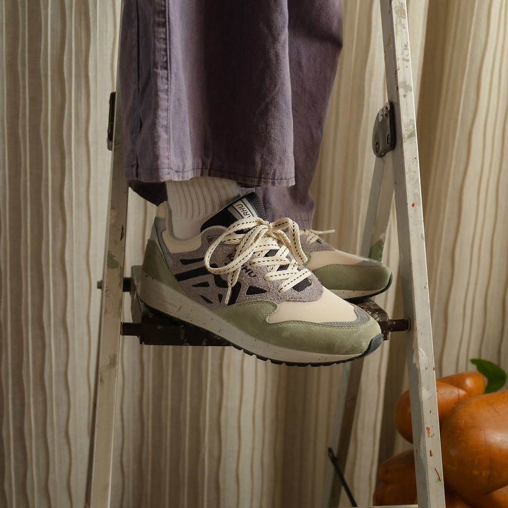 Karhu-Legacy-96-Tea-Jet-Black-F806088-mood