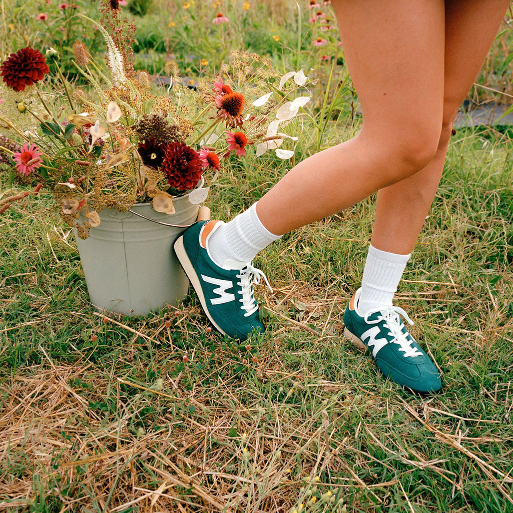 Karhu-Mestari-Posy-Green-White-F805095-mood