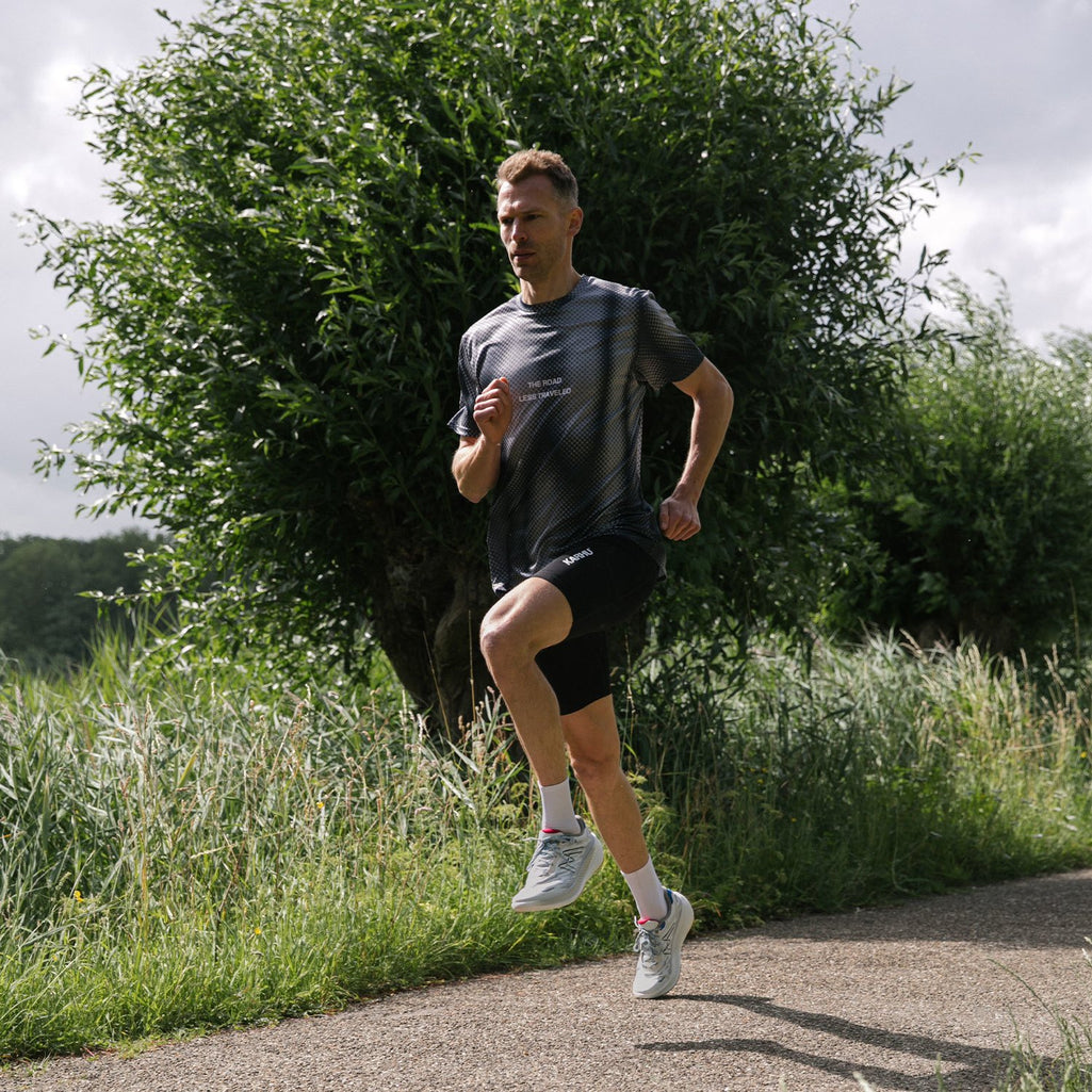 MEN'S RUNNING T-SHIRT - GREY GRADIENT / WHITE