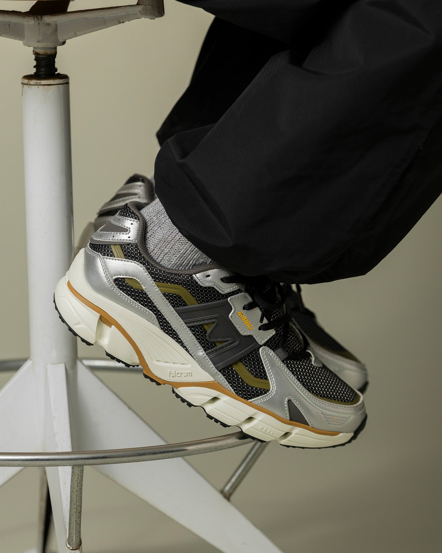 SUPER FULCRUM - SILVER / DARK GULL GRAY