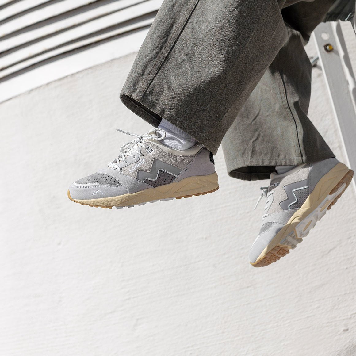 Karhu Aria 95 - Lunar Rock / Foggy Dew | Vintage Trainer – Karhu