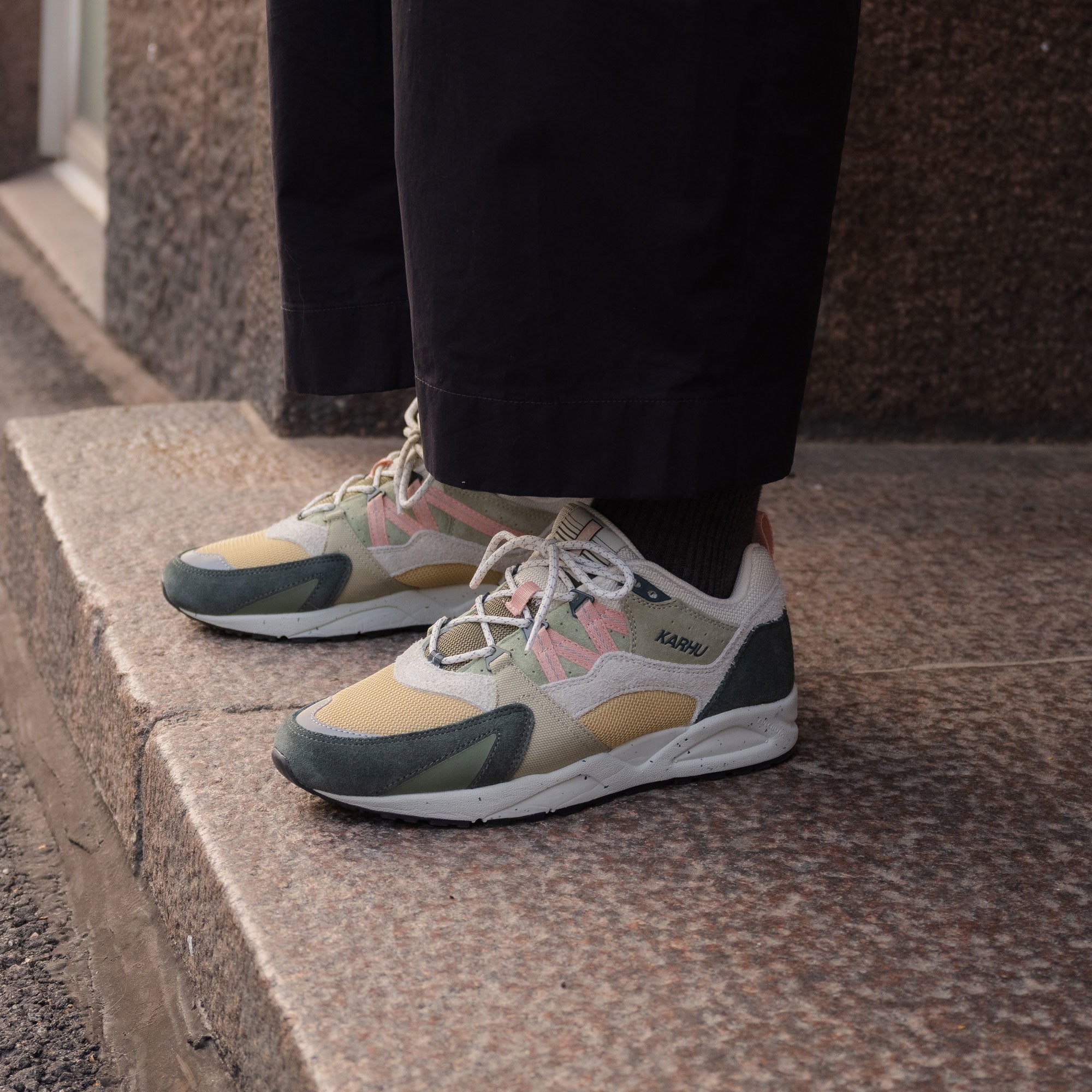 Karhu Fusion 2.0 – Darkest Spruce / Cameo Rose | Retro sneakers