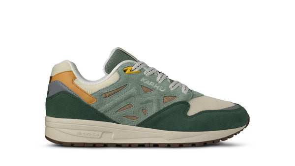 スモーキーヴォーゲル Karhu x Mölkky® Legacy 96 – Laurel Wreath / Warm Taupe – Karhu