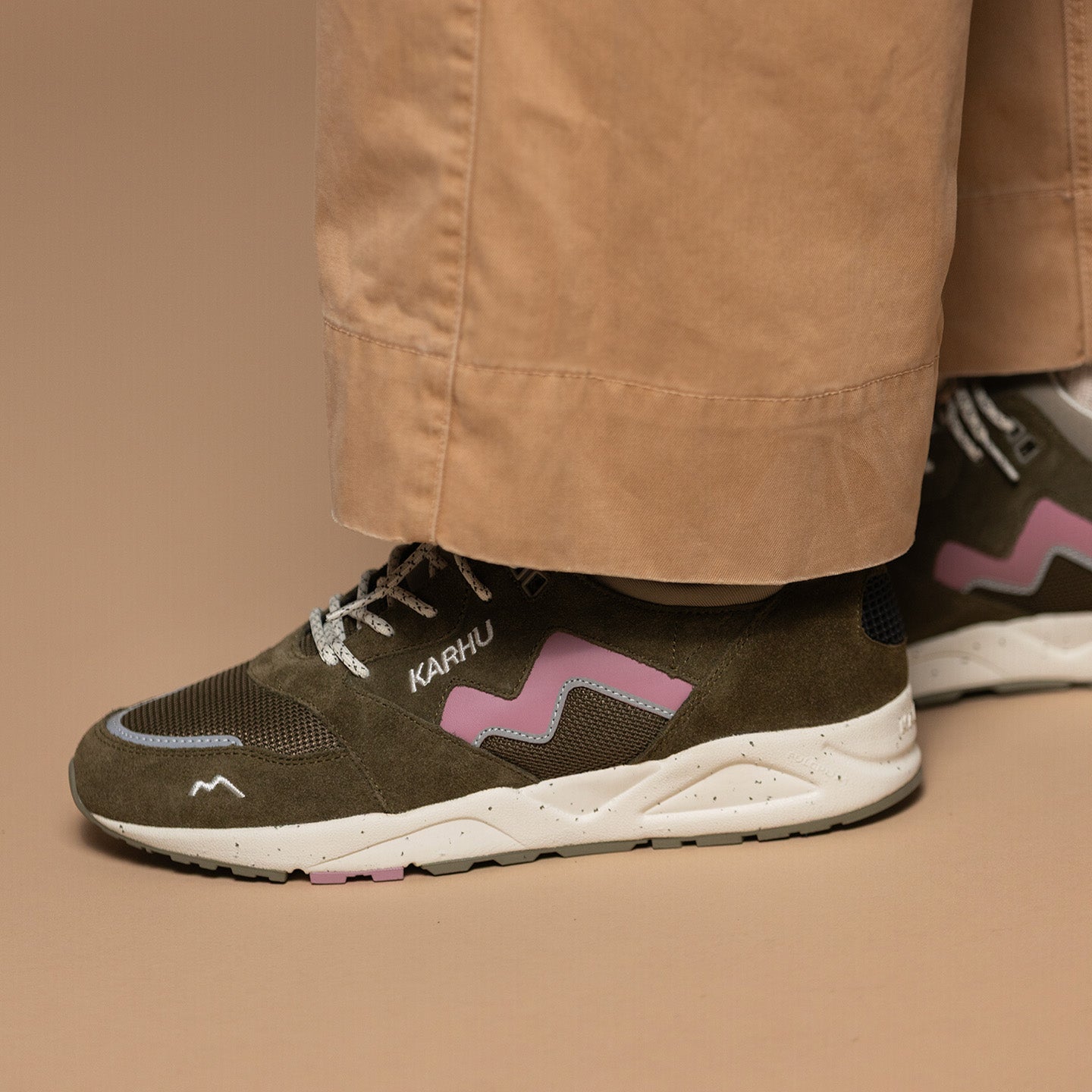 karhu unisex suede aria 95 trainer sneaker in vetiver